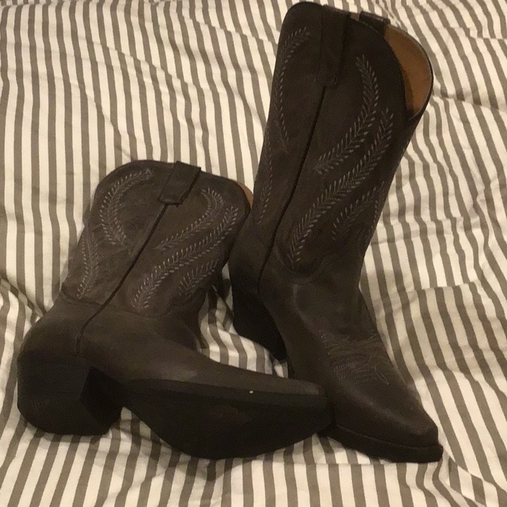 Black Heeled Boots with Pointed Toe and Decorative Stitching